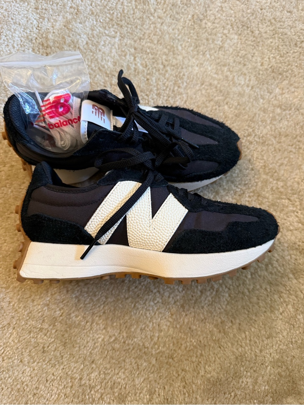 New Balance 327 Sneakers black & white gum button — Size 6